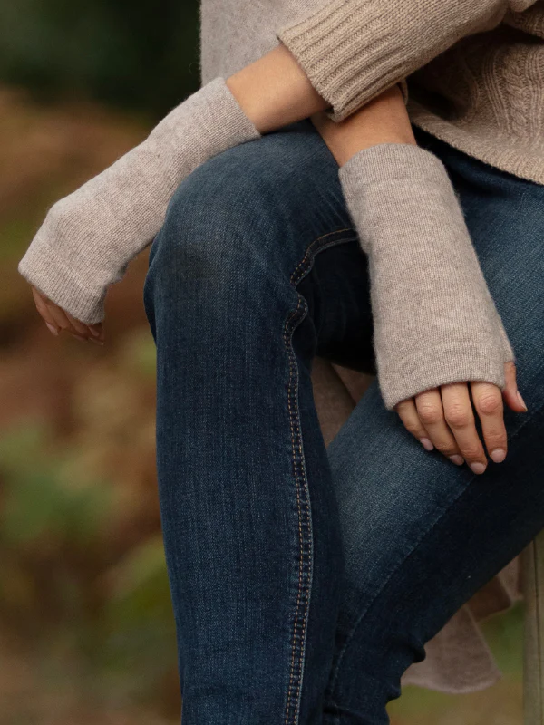 cashmere chunky wrist warmers - fawn - Image 4
