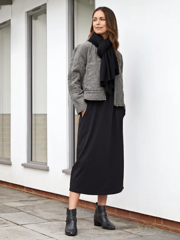 lola cashmere travel wrap - black - Image 6