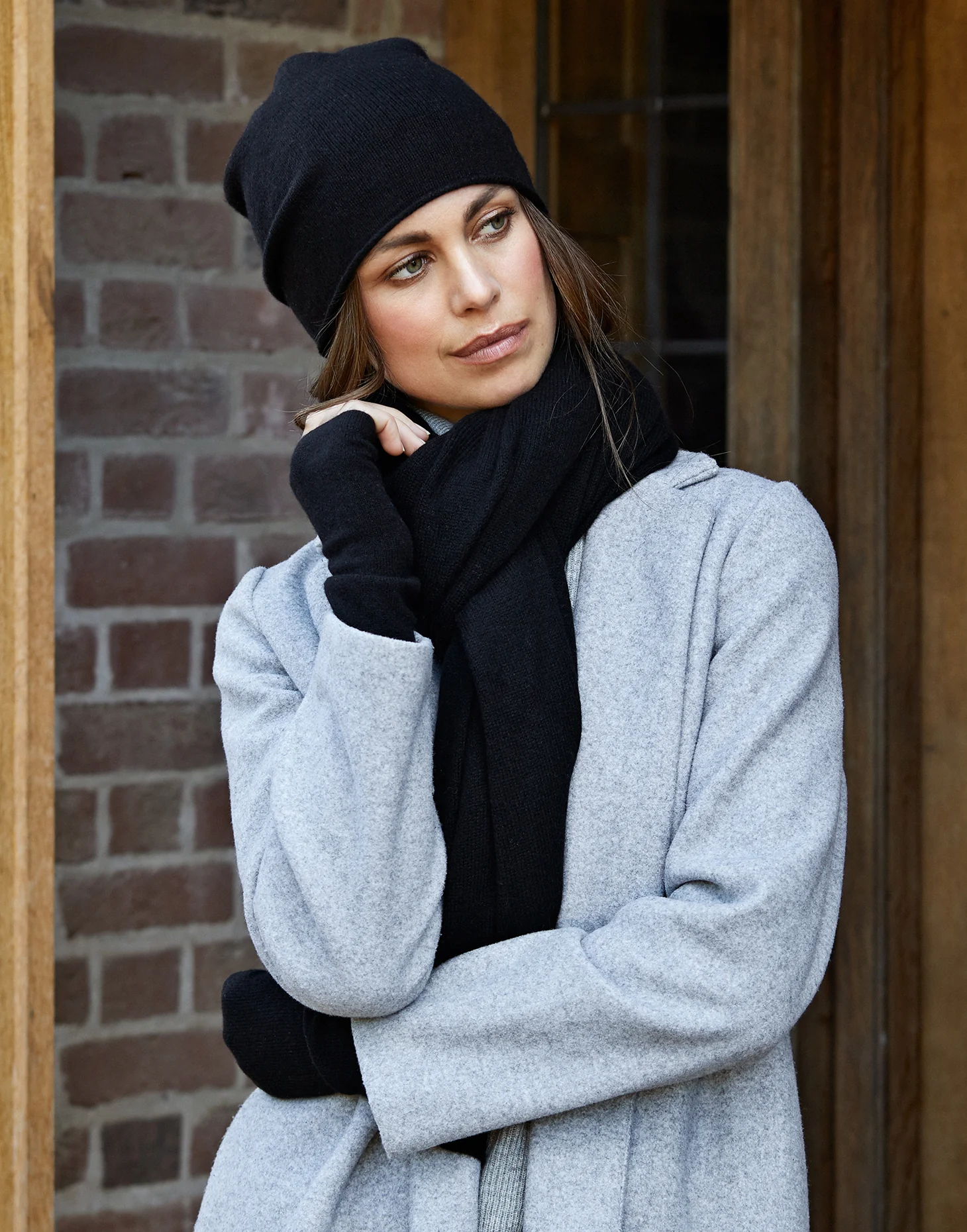 lola cashmere travel wrap - black - Image 7
