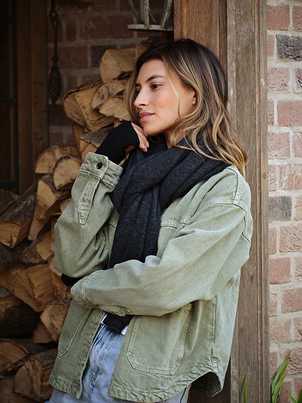 lola cashmere travel wrap - charcoal - Image 5